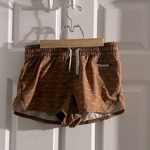 Vuori women’s athletic shorts size small with lining